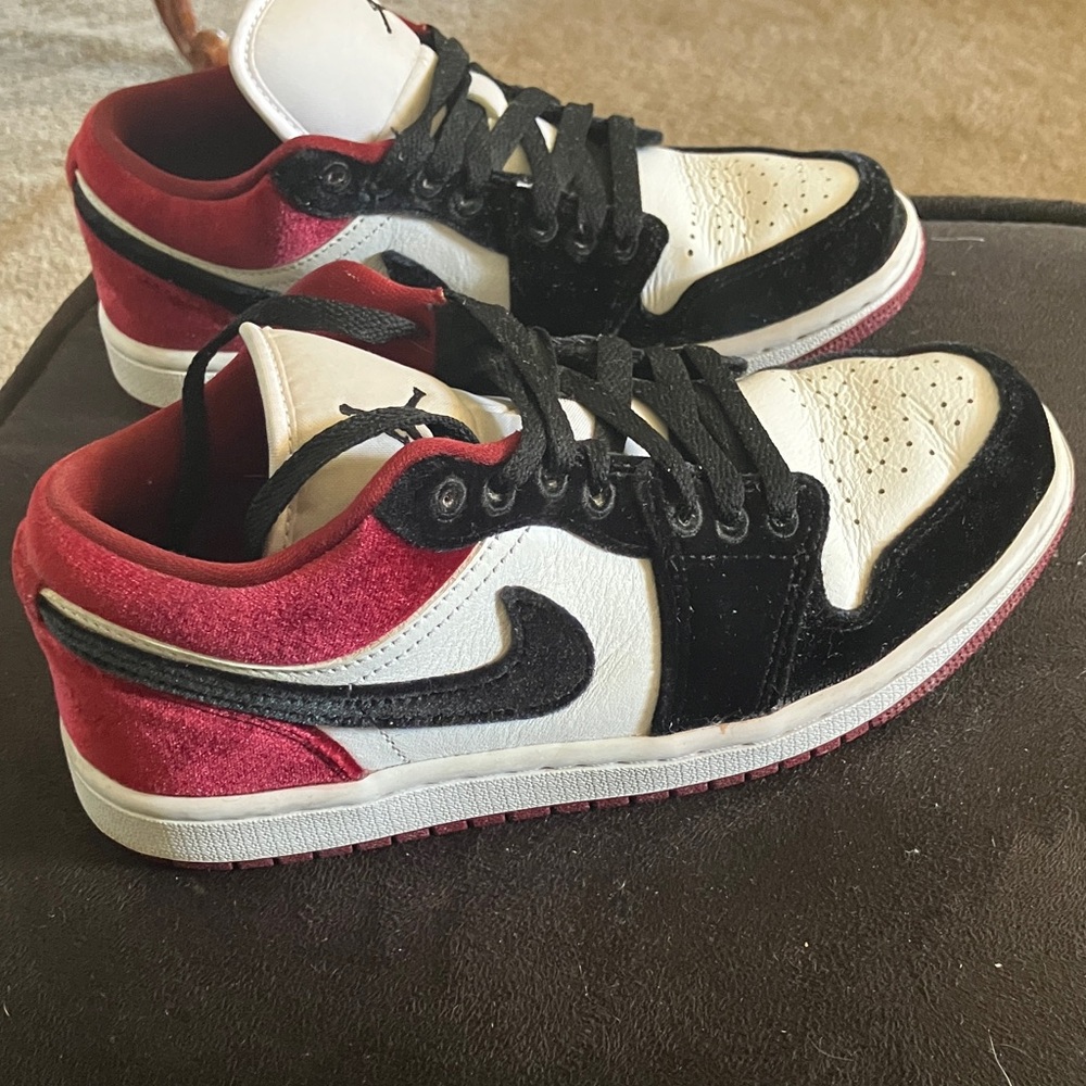 Air Jordan 1 Women’s Low SE “Velvet Black Toe” - Picture 8 of 12